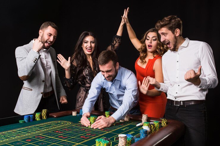 Live dealer managing Shio Table round